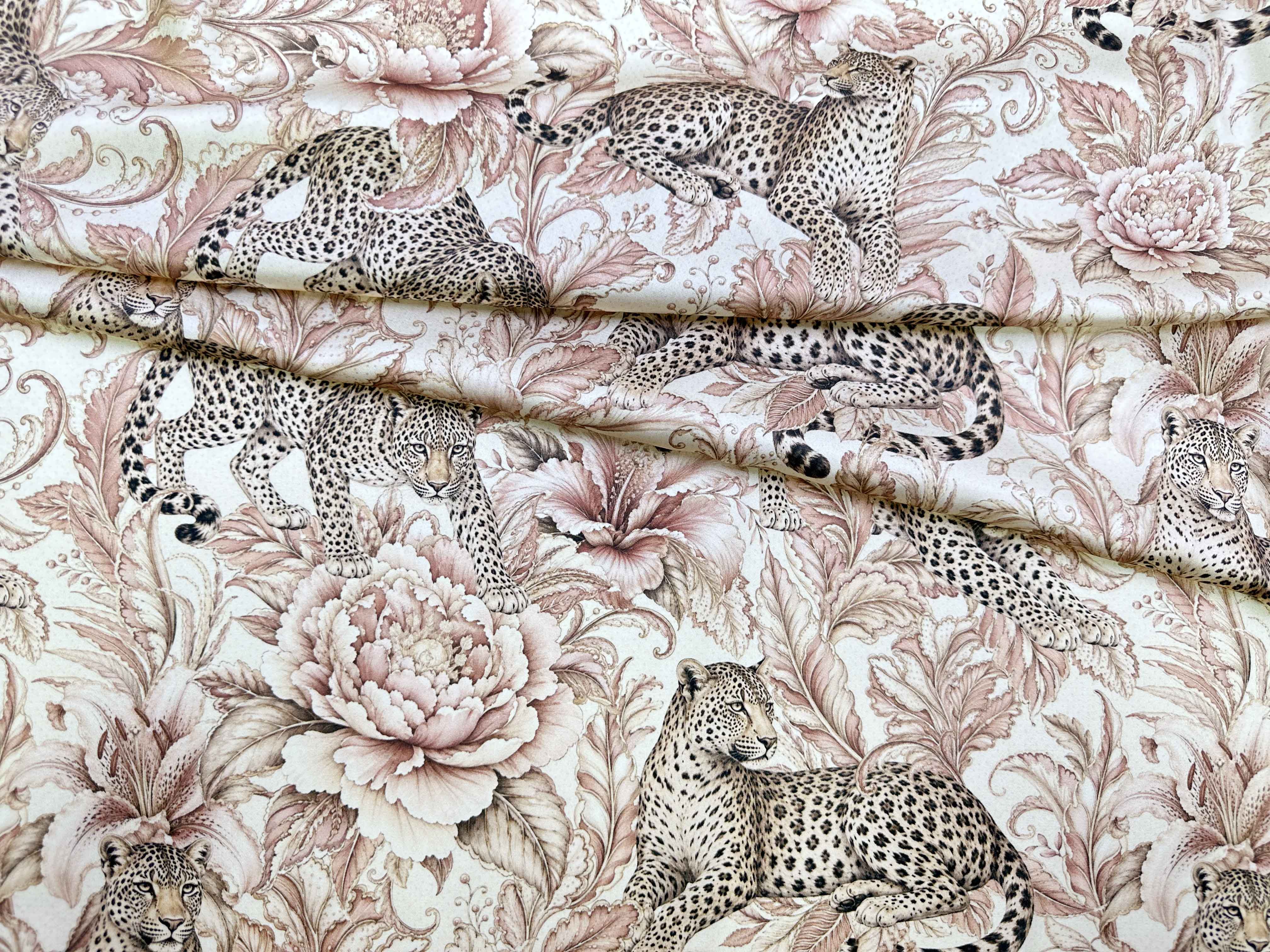 Ткань Шёлк молочный с цветочным принтом и с леопардами 46872 1