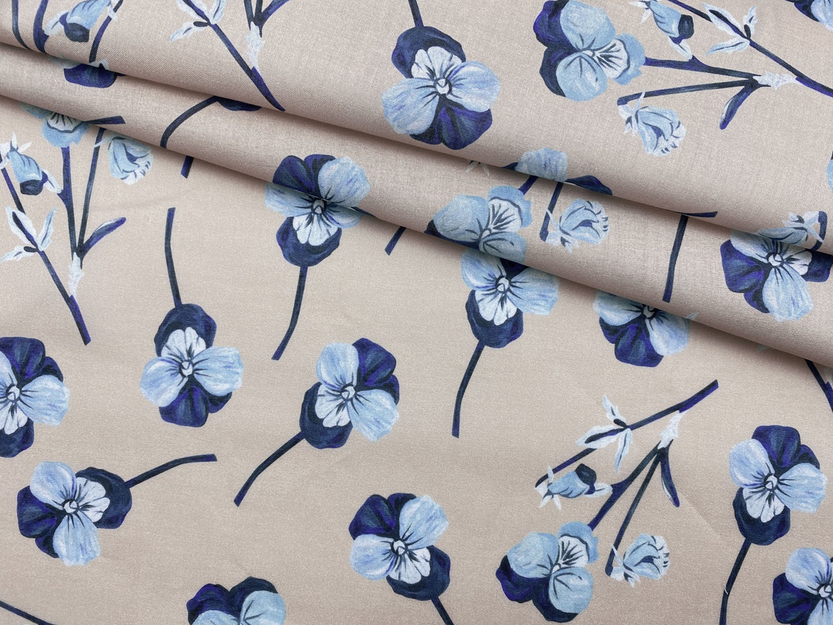 Ткань Батист   пудрового  цвета с принтом  голубые фиалки 14282 1